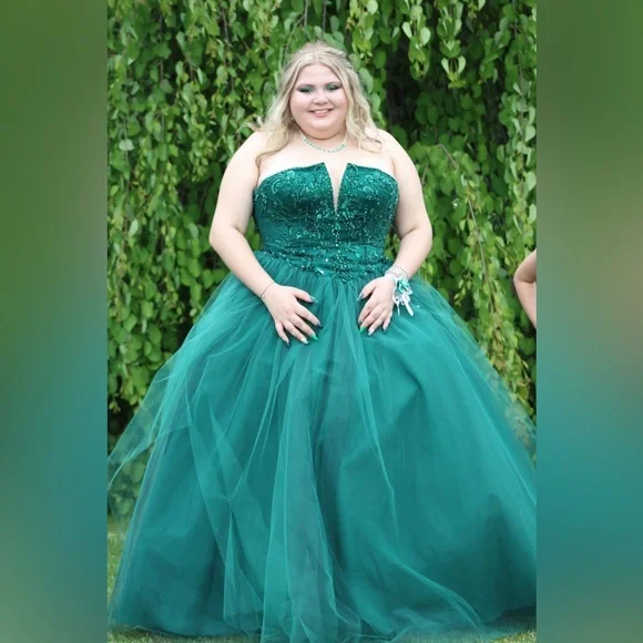 green emerald velvet dress Mori Lee 9596 main image 1
